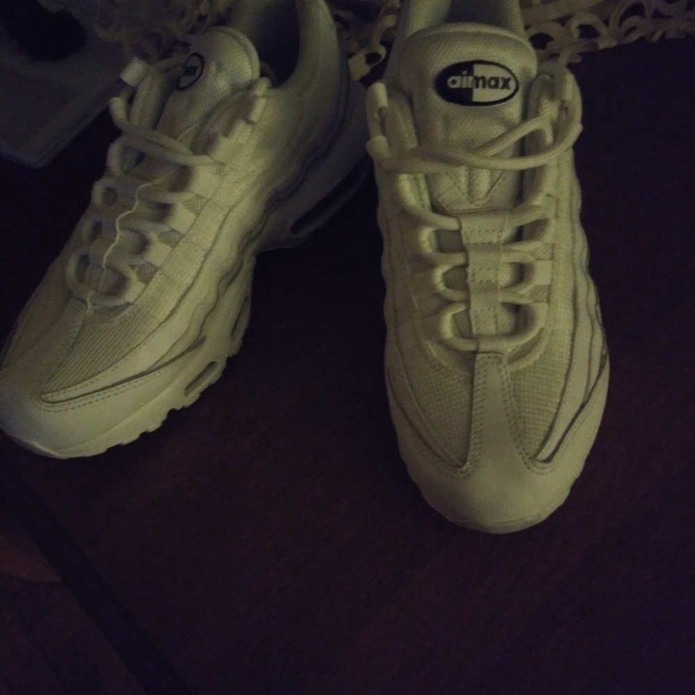Air Max 95 size 7. All white